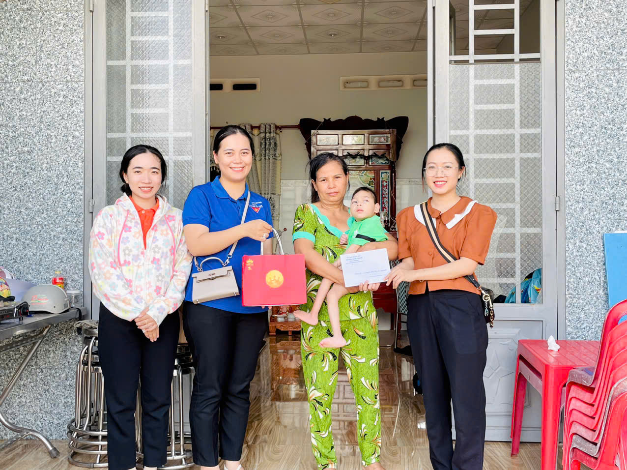 Thăm, tặng quà Tết trung thu cho trẻ em khuyết tật và có hoàn cảnh khó khăn