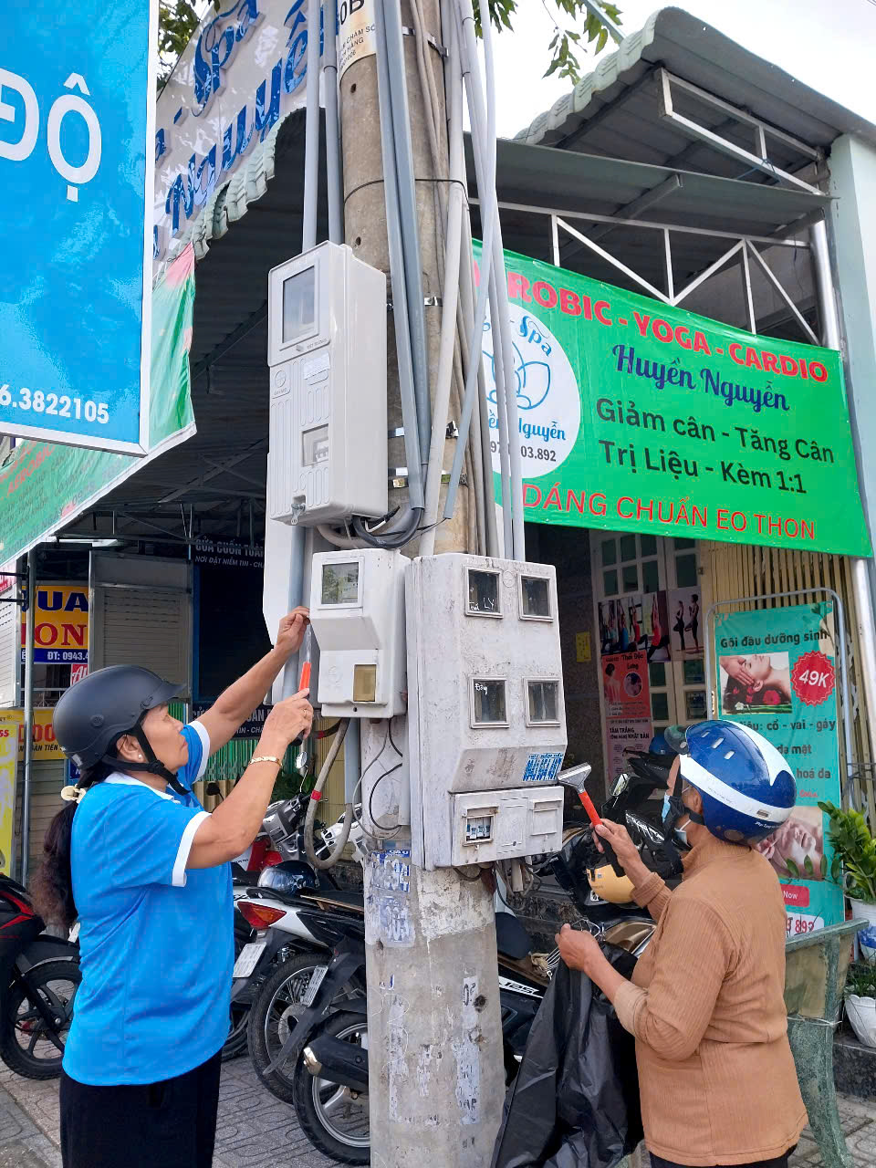 Hội Liên hiệp Phụ nữ phường Ninh Thạnh rổ chức ra quân bóc xóa gỡ quảng cáo rao vặt trên tuyến đường Điện Biên Phủ