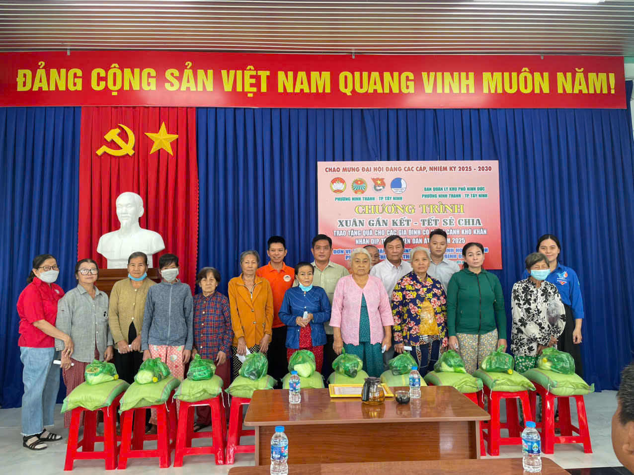 Chương trình “Xuân gắn kết – Tết sẻ chia” trao tặng quà cho các hộ gia đình khó khăn trên địa bàn phường nhân dịp Tết Ất Tỵ năm 2025.