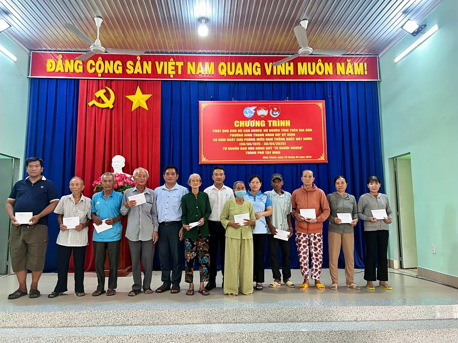 Phường Ninh Thạnh: Trao tặng quà cho hộ cận nghèo, hộ nghèo tỉnh nhân kỷ niệm 50 năm giải phóng miền Nam, thống nhất đất nước