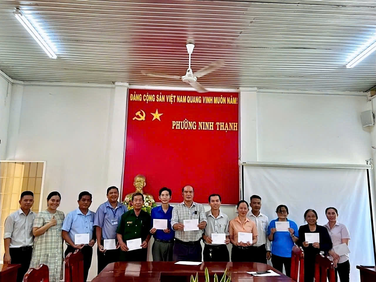 Công đoàn cơ sở Phường Ninh Thạnh tổ chức trao quà cho đoàn viên công đoàn nhân dịp lễ 30/4-1/5