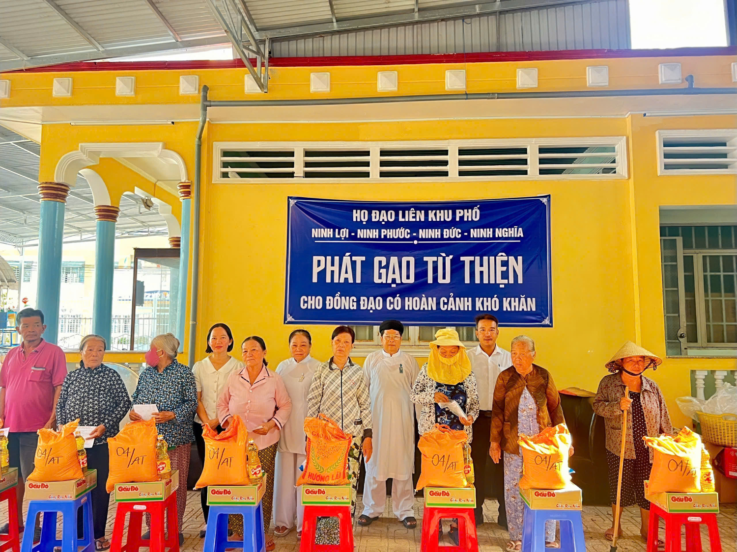 Trao 90 phần quà cho hộ gia đình có hoàn cảnh khó khăn trên địa bàn phường Ninh Thạnh