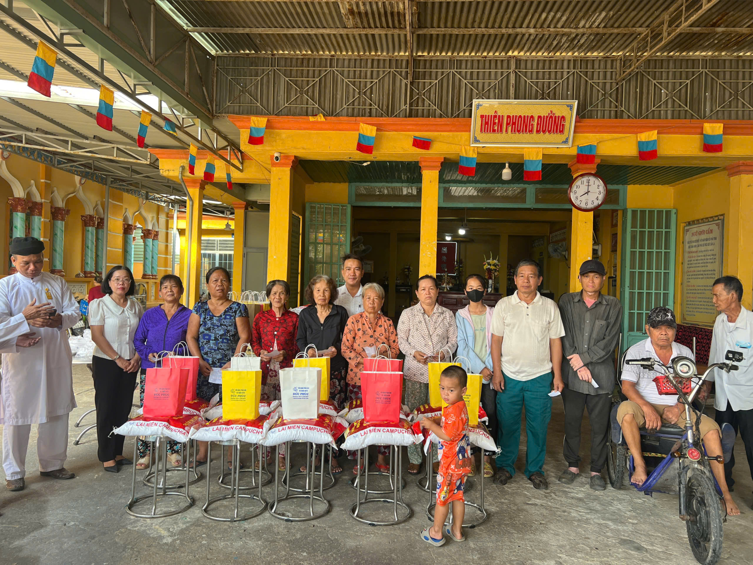 Ban cai quản Họ đạo Liên khu phố Ninh Hoà - Ninh Phúctrao quà cho hộ dân có hoàn cảnh khó khăn trên địa bàn phường Ninh Thạnh