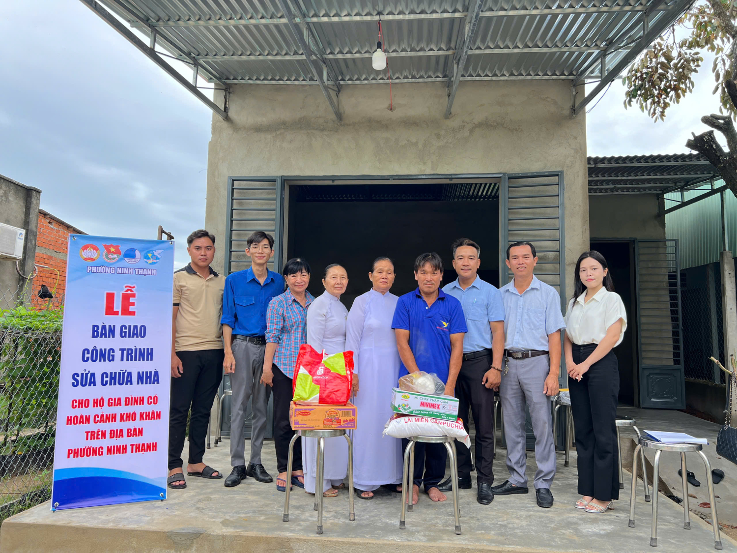 Tổ chức lễ bàn giao sửa chữa nhà cho hộ gia đình có hoàn cảnh khó khăn
