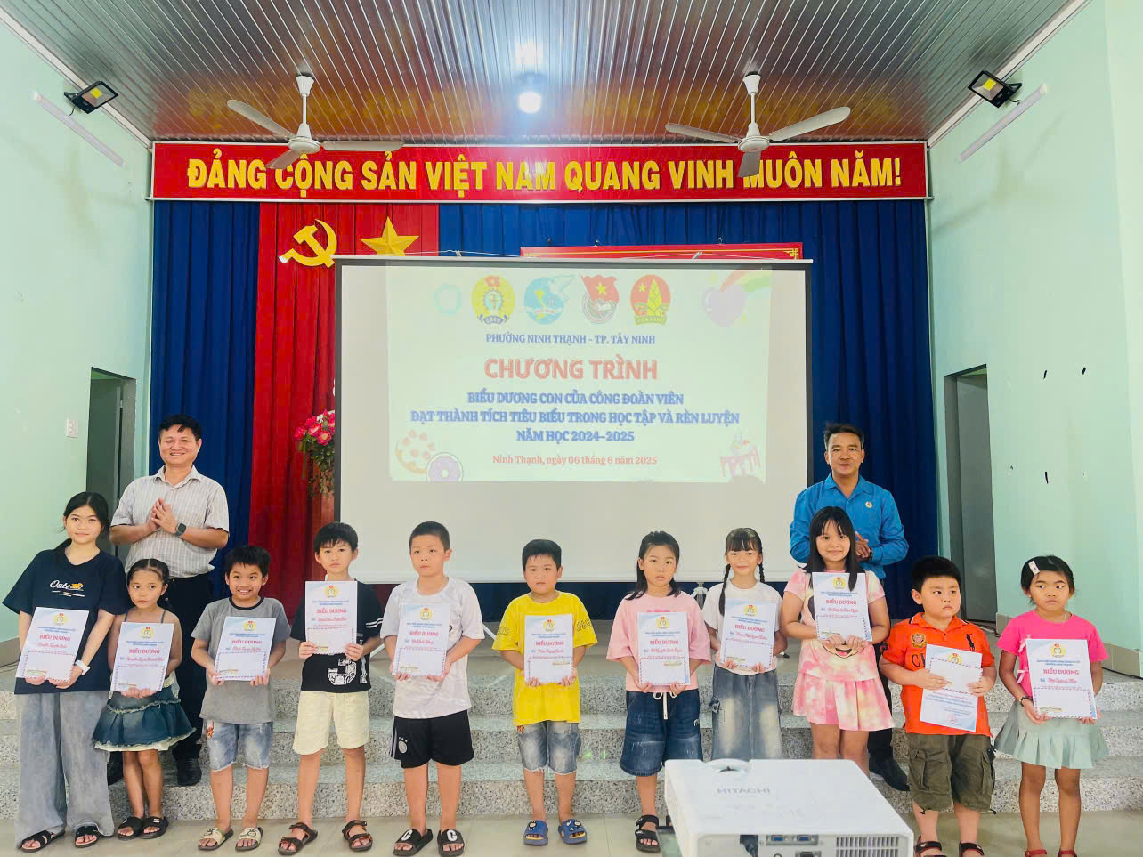 Công đoàn cơ sở phường Ninh Thạnh phối hợp cùng Hội Liên hiệp phụ nữ phường; Đoàn Thanh niên-Hội đồng Đội phường Ninh Thạnh tổ chức chương trình tuyên dương cho các em học sinh là con, em của đoàn viên công đoàn phường có thành tích trong học tập