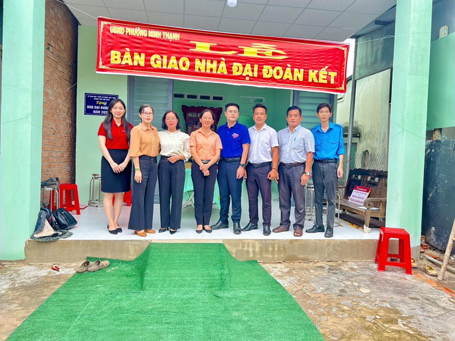 PHƯỜNG NINH THẠNH TRAO TẶNG NHÀ ĐẠI ĐOÀN KẾT CHO HỘ DÂN CÓ HOÀN CẢNH KHÓ KHĂN TRÊN ĐỊA BÀN PHƯỜNG NINH THẠNH