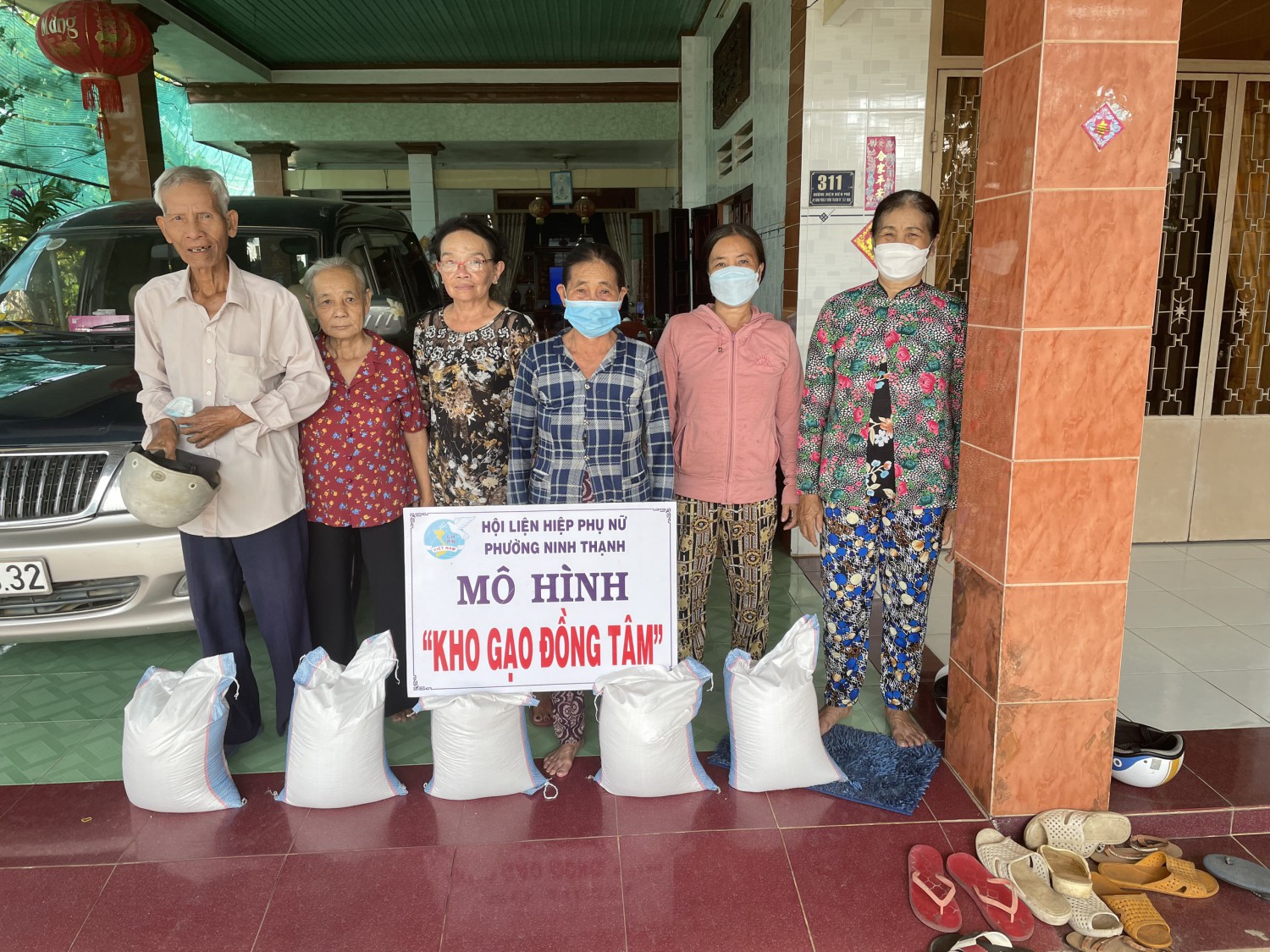 hỗ trợ gạo cho hội viên khó khăn (ảnh: Thùy Dương)